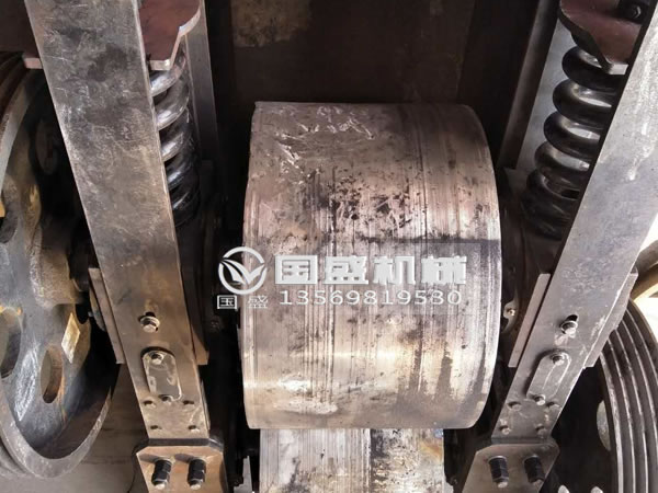 鐵礦石雙光輥破碎機(jī) 鐵礦石雙光輥破碎機(jī)
